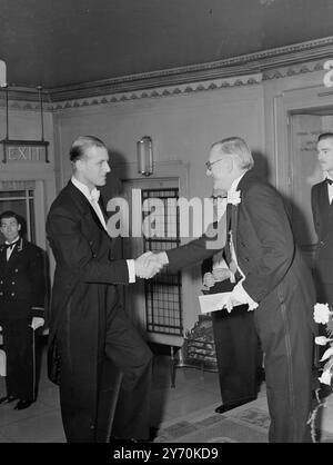 DUKE RENCONTRE LES HOMMES DE PRESSE le duc d'Édimbourg était l'invité d'honneur au dîner annuel de la Société de presse , tenu à l'hôtel Dorchester, Londres. IMAGES MONTRENT:- le duc d'Édimbourg ( à gauche ) accueilli par M. . H . N . Heywood , président de la Société des journaux , à son arrivée à l'hôtel Dorchester . 3 mai 1949 Banque D'Images