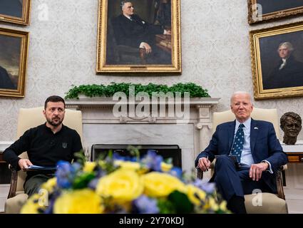 Le président AMÉRICAIN Joe Biden, à droite, et Volodymyr Zelenskiy, président de l'Ukraine, lors d'une réunion dans le bureau ovale de la Maison Blanche à Washington, DC, États-Unis, le jeudi 26 septembre, 2024. M. Biden a annoncé jeudi une aide militaire de 2,4 milliards de dollars à l'Ukraine et prévoit de convoquer une réunion des principaux alliés au niveau des dirigeants pour coordonner l'appui supplémentaire lors de sa visite en Allemagne le mois prochain. Crédit : Al Drago / Pool via CNP / MediaPunch Banque D'Images