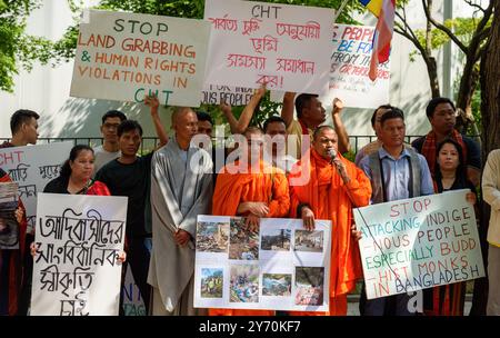 Séoul, Corée du Sud. 27 septembre 2024. Les Jummas de la minorité bangladaise tiennent des pancartes près de l'ambassade du Bangladesh à Séoul pour protester contre le meurtre de Jummas de la minorité et l'incendie criminel de leurs résidences et temples bouddhistes dans les Chittagong Hill Tracts. Jumma est un nom collectif pour les 11 tribus indigènes des Chittagong Hill Tracts au Bangladesh. Les deux plus grandes tribus, les Chakma et les Marma, sont toutes deux bouddhistes, tandis que d'autres pratiquent l'hindouisme, le christianisme ou leur propre religion. Crédit : SOPA images Limited/Alamy Live News Banque D'Images