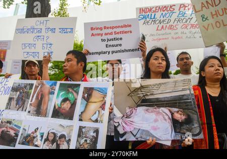 Séoul, Corée du Sud. 27 septembre 2024. Les Jummas de la minorité bangladaise tiennent des pancartes près de l'ambassade du Bangladesh à Séoul pour protester contre le meurtre de Jummas de la minorité et l'incendie criminel de leurs résidences et temples bouddhistes dans les Chittagong Hill Tracts. Jumma est un nom collectif pour les 11 tribus indigènes des Chittagong Hill Tracts au Bangladesh. Les deux plus grandes tribus, les Chakma et les Marma, sont toutes deux bouddhistes, tandis que d'autres pratiquent l'hindouisme, le christianisme ou leur propre religion. Crédit : SOPA images Limited/Alamy Live News Banque D'Images