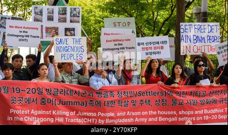 Séoul, Corée du Sud. 27 septembre 2024. Les Jummas de la minorité bangladaise tiennent des pancartes et une banderole près de l'ambassade du Bangladesh à Séoul pour protester contre le meurtre des Jummas de la minorité et l'incendie criminel de leurs résidences et temples bouddhistes dans les Chittagong Hill Tracts. Jumma est un nom collectif pour les 11 tribus indigènes des Chittagong Hill Tracts au Bangladesh. Les deux plus grandes tribus, les Chakma et les Marma, sont toutes deux bouddhistes, tandis que d'autres pratiquent l'hindouisme, le christianisme ou leur propre religion. Crédit : SOPA images Limited/Alamy Live News Banque D'Images