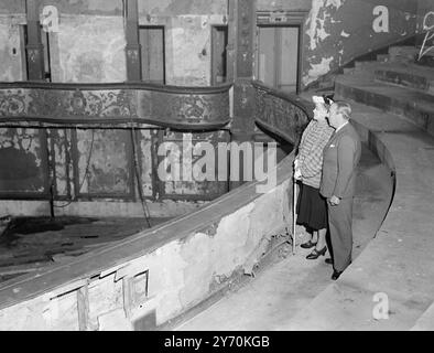 LEUR VISITE A RAMENÉ DES SOUVENIRS MR . Lupino Lane , qui prévoit de rouvrir le célèbre Gaiety Theatre dans le Strand ( Londres ) vers la fin de cette année , explique la scène de désolation à une ancienne Gaiety Girl Miss Sylvia Grey ( maintenant Mme Stewart ) quand ils ont visité le théâtre aujourd'hui . Mlle Grey , qui est apparue sur la scène de Gaiety de 1886 à 1893 , est maintenant aveugle , mais Mr . Lupino lui a donné une photo de la scène telle qu'elle est aujourd'hui. 28 avril 1949 Banque D'Images