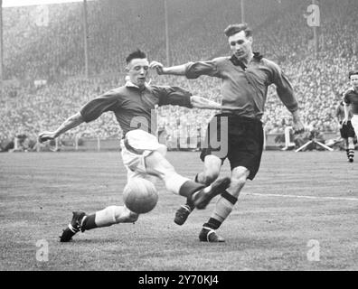 WOLVERHAMPTON WIN CUP FINALE Wolverhampton Wanderers remporte la Coupe de l'Association de football au stade de Wembley, Londres, en battant Leicester City par trois buts à un en finale. IMAGES MONTRENT:- concours pour le bal entre Walter HARRISON de Leicester ( à gauche ) et Jimmy Mullen de Wolverhampton . 30 avril 1949 Banque D'Images