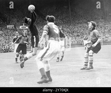 WOLVERHAMPTON WIN CUP FINALE Wolverhampton Wanderers remporte la Coupe de l'Association de football au stade de Wembley, Londres, en battant Leicester City par trois buts à un en finale. L'IMAGE MONTRE:- Gordon BRADLEY , le gardien de Leicester City , saute pour le ballon et déjoue une attaque Wolverhampton . 30 avril 1949 Banque D'Images