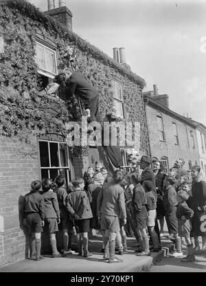 TUTTI - HOMME , SUR L'ÉCHELLE , REVENDIQUE SON BAISER le droit d'embrasser les plus jolies filles de la ville a été revendiqué par les hommes Tutti ( ou la tything ) de Hungerford , Berkshire , quand le festival annuel Hocktide y a commencé . Après que la cour de Hocktide eut élu les Tutti - hommes ils ont reçu les baguettes traditionnelles de bureau - des douves décorées de fleurs . Ils ont alors exercé le privilège de percevoir un sou de chaque résident ou d'embrasser la plus jolie fille sur les lieux. Les célébrations commémorent l'octroi de la libre pêche et des droits fonciers communs par Jean de Gaunt il y a 600 ans . Banque D'Images