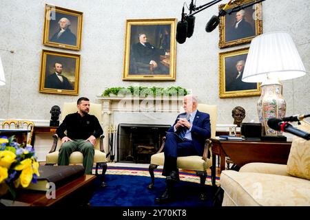 Le président AMÉRICAIN Joe Biden, à droite, et Volodymyr Zelenskiy, président de l'Ukraine, lors d'une réunion dans le bureau ovale de la Maison Blanche à Washington, DC, États-Unis, le jeudi 26 septembre, 2024. M. Biden a annoncé jeudi une aide militaire de 2,4 milliards de dollars à l'Ukraine et prévoit de convoquer une réunion des principaux alliés au niveau des dirigeants pour coordonner l'appui supplémentaire lors de sa visite en Allemagne le mois prochain. Crédit : Al Drago / Pool via CNP / MediaPunch Banque D'Images