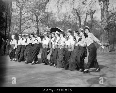 PRINCESSE ET DUC TABLEAUX ÉTUDIANTS JUGES - - - - trois cents étudiants hommes et femmes de l'Université de Londres ont défilé leurs 28 tableaux à Hyde Park , Londres pour être jugés par la princesse Elizabeth et le duc d'Édimbourg . Les tableaux ont ensuite été pris en procession à travers le West End pour aider le Service des étudiants internationaux qui gère des centres de vacances d'été pour les étudiants en Europe. - - - - IMAGES MONTRE :- '' QUAND LE CROQUET ÉTAIT LA RAGE '' . Fille de Westfield College , Hampstead '' tous habillés - up '' pour la princesse . - - - - 19 mars 1949 Banque D'Images