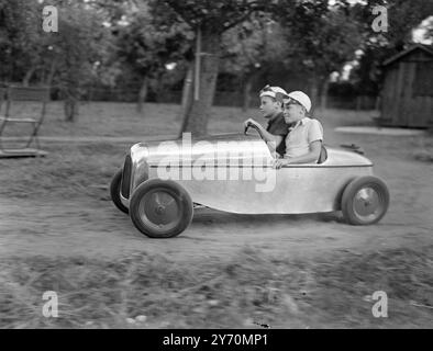 CETTE VOITURE "JOUET" PEUT FAIRE 40 M.P.H. cette voiture jouet étant conduite par un Peter Anthony Parker de 11 ans, de Wolverhampton, ressemble à n'importe quel autre modèle de pédales, n'est-ce pas ? Mais c'est un jouet avec une différence, il est équipé d'un moteur 90 c.c. et est capable de 40 miles à l'heure. Fabriqué par le père de Peter, qui est co-directeur général de la firme Wolverhampton, il a un corps de panneau en aluminium sur un cadre de poutre de canal, un volant à rayons à ressort en tube de conduit, un boîtier de direction correct d'un vieux B.S.A. ressorts à lames à trois roues avant, des roues amovibles une rupture de bande et une boîte de vitesses à deux vitesses . Banque D'Images