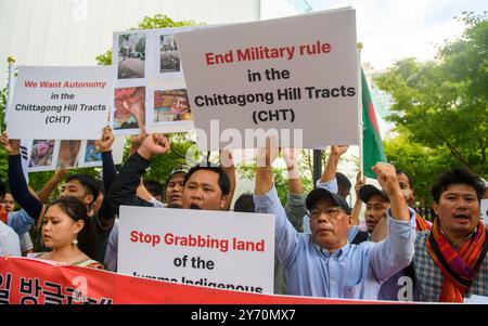 Séoul, Corée du Sud. 27 septembre 2024. Les Jummas de la minorité bangladaise tiennent des pancartes et une banderole près de l'ambassade du Bangladesh à Séoul pour protester contre le meurtre des Jummas de la minorité et l'incendie criminel de leurs résidences et temples bouddhistes dans les Chittagong Hill Tracts. Jumma est un nom collectif pour les 11 tribus indigènes des Chittagong Hill Tracts au Bangladesh. Les deux plus grandes tribus, les Chakma et les Marma, sont toutes deux bouddhistes, tandis que d'autres pratiquent l'hindouisme, le christianisme ou leur propre religion. (Photo de Kim Jae-Hwan/SOPA images/Sipa USA) crédit : Sipa USA/Alamy Live News Banque D'Images