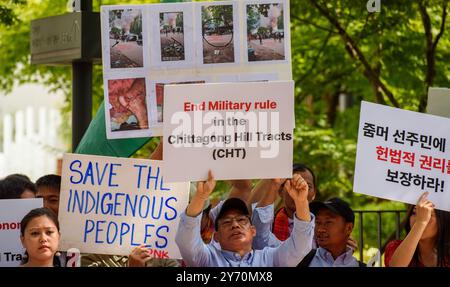 Séoul, Corée du Sud. 27 septembre 2024. Les Jummas de la minorité bangladaise tiennent des pancartes près de l'ambassade du Bangladesh à Séoul pour protester contre le meurtre de Jummas de la minorité et l'incendie criminel de leurs résidences et temples bouddhistes dans les Chittagong Hill Tracts. Jumma est un nom collectif pour les 11 tribus indigènes des Chittagong Hill Tracts au Bangladesh. Les deux plus grandes tribus, les Chakma et les Marma, sont toutes deux bouddhistes, tandis que d'autres pratiquent l'hindouisme, le christianisme ou leur propre religion. (Photo de Kim Jae-Hwan/SOPA images/Sipa USA) crédit : Sipa USA/Alamy Live News Banque D'Images