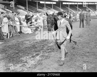 LA PRINCESSE ALEXANDRA ET LA CONCURRENCE DE CONFIANCE À LA VILLE BLANCHE la princesse Alexandra de Kent , fille de 12 ans de la duchesse de Kent , était un concurrent à l'International Horse Show , White City , Londres . Elle a monté sa jument brune de huit ans digne de confiance en classe 24 ( poney d'enfant approprié pour être monté par un enfant né en 1933 ou après). L'IMAGE MONTRE:- Princesse ALEXANDRA trotter son poney , CONFIANT , comme ils ont concouru en classe 24 . Juillet 25 1949 Banque D'Images