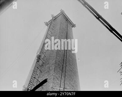 STEEPLEJILL EST Une BALLERINE apparaissant dans un théâtre de Leeds en tant que ballerine, Sheila Picard, 16 ans, a pris congé de la scène pour grimper une cheminée de 120 pieds de haut pour apporter thé et sandwichs à son père, qui travaillait au sommet. Membre d'une famille de steeplejack, Sheila a fait sa première montée quand elle avait 12 ans, et depuis lors, elle paie un appel sur le toit à son père chaque fois que possible. Escalader les hauteurs, cependant, n'est que son passe-temps, car elle est déterminée à faire de cette étape sa carrière. L'IMAGE MONTRE:- Sheila Pickard montant la cheminée de 120 pieds de haut à Leeds. 23 juillet 1949 Banque D'Images