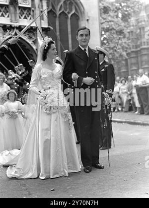 FILS DE L'AMIRAL MARIÉS FILLE de PAIR huit demoiselles D'honneur ont assisté à L'Hon . Mary Helen Coalville, fille de Lord et Lady Clydemuir de Braidwood, Lanarkshire, à son mariage aujourd'hui à St Margaret's, Westminster, Londres, avec le lieutenant-colonel EDWARD FREDERICK DALRYMPLE - HAMILTON , d,S,C,. R.N. Mlle Colville , dont le père était autrefois Sir John Colville , gouverneur de Bombay de 1943 à janvier de l'année dernière , a 27 ans . Quand elle n'avait que treize ans, elle écrivit ' Plain Jane ' , un livre sur un poney Shetland qu'elle possédait alors , qui fut publié deux ans plus tard . L'époux , fils de l'amiral Sir Frederick et de la Banque D'Images