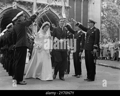 FILS DE L'AMIRAL MARIÉS FILLE de PAIR huit demoiselles D'honneur ont assisté à L'Hon . Mary Helen Coalville, fille de Lord et Lady Clydemuir de Braidwood, Lanarkshire, à son mariage aujourd'hui à St Margaret's, Westminster, Londres, avec le lieutenant-colonel EDWARD FREDERICK DALRYMPLE - HAMILTON , d,S,C,. R.N. Mlle Colville , dont le père était autrefois Sir John Colville , gouverneur de Bombay de 1943 à janvier de l'année dernière , a 27 ans . Quand elle n'avait que treize ans, elle écrivit ' Plain Jane ' , un livre sur un poney Shetland qu'elle possédait alors , qui fut publié deux ans plus tard . L'époux , fils de l'amiral Sir Frederick et de la Banque D'Images