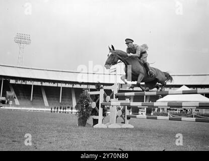 LE PRINCE BERNHARD FAIT Un SAUT À L'EXPOSITION HIPPIQUE INTERNATIONALE le Prince BERNHARD des pays-Bas , Riding VÉRONIQUE , fait un saut lors de la compétition de bienvenue à l'International Horse Show qui a commencé au White City Stadium , Londres . 21 juillet 1949 Banque D'Images