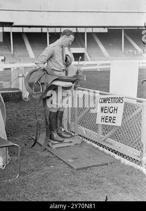 LE PRINCE BERNHARD PÈSE DANS LA VILLE BLANCHE Princce BERNHARD des pays-Bas - qui est entré trois chevaux et les monte hiself - pesant dans le salon international du cheval dans le White City Stadium , Londres ce soir . Le spectacle a commencé aujourd'hui . L'épouse de Princ, la reine Juliana des pays-Bas , et leurs deux filles aînées l'ont accompagné à Londres . 22 juillet 1949 Banque D'Images