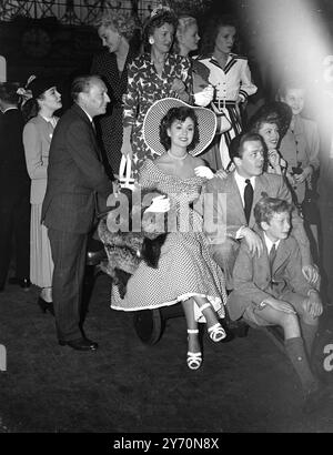 DANS LE TRAIN « ÉTOILE SPANGLED » tant de stars de cinéma se rendaient à la fête du cinéma et du jardin théâtral qui se déroulait à Chateau Impney, Droitwich, (Worcestershire) pour aider les journaux caritatifs, qu'un train spécial Londres - Droitwich a été arrangé pour eux par les organisateurs. Le train a quitté la gare de Paddington ce matin. LES IMAGES MONTRENT:- Lana Morris, une figure éblouissante en chapeau et robe à pois, avec les acteurs Richard Attenborough et John Howard Davies (au premier plan à droite) à Paddington alors qu'ils partaient pour Droitwich. 16 juillet 1949 Banque D'Images