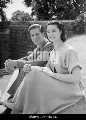 LE COMTE DE HAREWOOD ET SA FIANCÉE cette photo du comte de Harewood et de sa fiancée Miss Marion Stein, dont les fiançailles sont annoncées aujourd'hui, a été prise au palais St James, à Londres, ce matin. Lord Harewood, âgé de 26 ans, est le fils aîné de la princesse royale et du défunt comte, et est 11e dans la ligne de succession au trône. Pendant la guerre, il sert pour les gardes Grenadiens, et est blessé et capturé par les Allemands en Italie en 1944. En 1945, il devint aide de camp du comte d'Athlone, qui était alors gouverneur général du Canada, et un an plus tard, il reprit ses études à Cambrid Banque D'Images