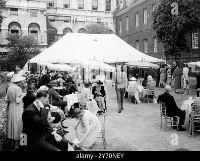 GARDEN PARTY AU NUMÉRO dix le premier ministre et Mme . Attlee a tenu une fête-jardin au no 10, rue Downing cet après-midi, pour aider le fonds commémoratif Margaret Macmillan à faire appel à l'échelle nationale. De nombreux invités de marque, dont des membres du corps diplomatique, étaient présents. L'IMAGE MONTRE:- Une vue générale de la pelouse au 10 Downing Street cet après-midi, quand une fête de jardin a été organisée par le premier ministre et MRS Atlee pour aider le fonds commémoratif Margaret MacMillan. 13 juillet 1949 Banque D'Images