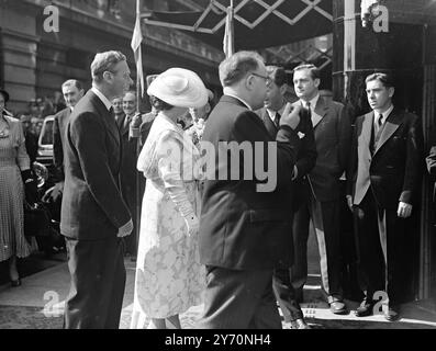 ROI À L'EXPOSITION COLONIALE le roi est photographié arrivant au bureau central de l'exposition d'information Hall, Marble Arch, Londres aujourd'hui quand, accompagné de la reine, il a visité l'exposition coloniale. La visite a fait suite à une réunion du conseil privé, tenue au palais de Buckingham à 12 h 30, lorsque sa Majesté a signé la proclamation déclarant l'état d'urgence en raison de la grève des docks de Londres. 11 juillet 1949 Banque D'Images