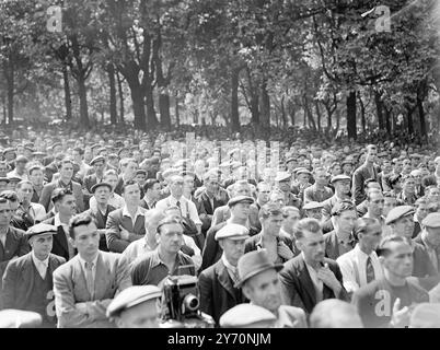 LE CHEF DU SYNDICAT DES MARINS CANADIENS PARLE AUX DOCKERS EN GRÈVE les DOCKERS londoniens ont tenu ce matin une réunion de masse vitale à Victoria Park, à Bethnal Green. Leurs votes décideront si oui ou non les hommes reprendront le travail lundi, alors que l’arrêt aura duré près de 4 semaines. Alors que les dockers se rassemblaient par milliers, plus de troupes se déplaçaient dans le quai, portant le total des forces à plus de 11 000. L'IMAGE MONTRE:- Une section de l'énorme foule de dockers à la réunion de masse de ce matin à Victoria Park , Bethnal Green , Londres . 22 juillet 1949 Banque D'Images