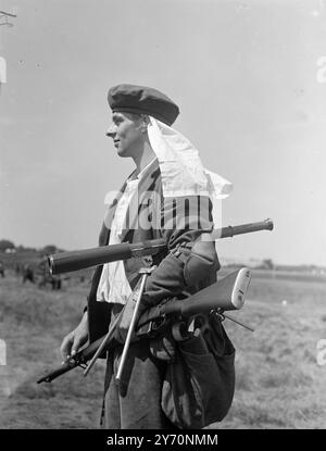 BISLEY ' LÉGIONNAIRE ' A . AISTROP , tireur de l'Université de Cambridge , emprunte une idée à la Légion étrangère française pour protéger son cou contre le soleil de Bisley , Surrey . Lorsque la 80e réunion du prix impérial de la National Rifle Association a commencé. Plus de 10 000 entrées comprennent un certain nombre des Dominions et des colonies . 4 juillet 1949 Banque D'Images