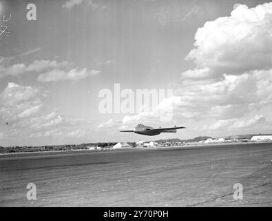 ' SECRET ' EST SORTI - ET DANS LES AIRS LE NOUVEAU CHASSEUR À RÉACTION DE BRITIAN retiré des listes secrètes hier seulement, l'intercepteur à réaction à haute altitude de Havilland 112 ' Venom' est photographié aujourd'hui, mardi, écumant l'aérodrome de Farmborough, Hampshire, la machine est incluse dans la 10ème exposition volante une exposition de la société des constructeurs d'avions britanniques. John Terry, pilote d'essai de Havilland, était aux commandes. Sur cette photo, le « Venom » est vu sans les réservoirs de carburant à longue portée aérodynamiques jetables qui peuvent être installés à l'extrémité des ailes. Le nouveau chasseur, un machin monoplace Banque D'Images