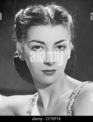 CLOCHES DE MARIAGE POUR FILLE DE MOULIN À VENT un autre des célèbres Windmill Girls doit être marié. Cette fois-ci, c'est la charmante LISA GAMMOND , vue ici , qui épouse Douglas Stanley Cobbett , légiste de 29 ans, à St. John's Church, Sandiway, Cheshire, le 10 septembre. Lisa, sa maison est à Northwich, Cheshire- a été danseuse au Windmill Theatre pendant deux ans et demi. Elle était auparavant avec le Ballet anglo-polonais. Son futur mari est un arrière-arrière-petit-fils du célèbre écrivain et réformateur William Cobbett . 19 août 1949 Banque D'Images