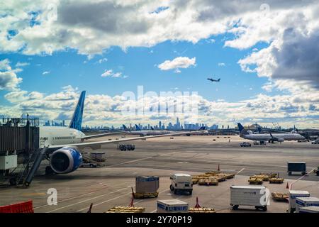 Newark, NJ, États-Unis, 18 juin 2022 : les avions décollent et atterrissent à l'aéroport international de Newark juste à l'extérieur de New York pendant une journée partiellement ensoleillée avec c Banque D'Images