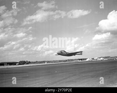 LE DERNIER CHASSEUR À RÉACTION DE BRITIAN retiré des listes secrètes hier seulement, l'intercepteur à réaction à haute altitude de Havilland 112 ' Venom ' est photographié aujourd'hui, mardi, écumant l'aérodrome de Farmborough, Hampshire, la machine est incluse dans la 10ème exposition volante une exposition de la société des constructeurs d'avions britanniques. John Terry, pilote d'essai de Havilland, était aux commandes. Sur cette photo, le « Venom » est vu sans les réservoirs de carburant à longue portée aérodynamiques jetables qui peuvent être installés à l'extrémité des ailes. Le nouveau chasseur, une machine monoplace, a été développé à partir du de HAV Banque D'Images