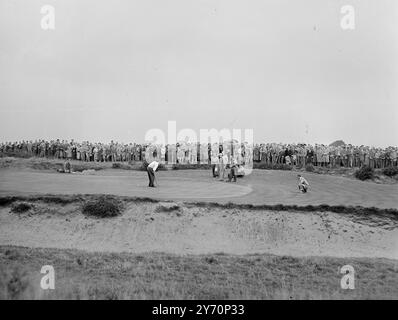 MAUVAIS MOMENT SUR Une BONNE JOURNÉE Sam King (Grande-Bretagne) photographié alors qu’il manquait un coup de feu sur le cinquième green à Gangton, Scarborough, lors des quatuors de la compétition Ryder Cup. C.H.Ward, partenaire de King, est sur les droits, et le duo américain Clayton Heafner et Jimmy Demaret, vu au centre. Le tout a été divisé par deux. Damaret et Hefner ont remporté ce match par 4 et 3, mais la Grande-Bretagne termine la journée en tête par 3 matchs contre 1. 17 septembre 1949 Banque D'Images