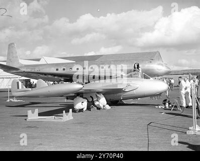 BRITAINS LE DERNIER CHASSEUR DE JOUR À RÉACTION SERA EN VUE les produits de l'industrie aéronautique britannique seront exposés au reste du monde lorsque l'exposition annuelle de cinq jours une exposition de la société des constructeurs d'avions britanniques ouvrira demain à Farnborough (Hants). Participeront à cet important événement aéronautique britannique des avions, dont 24 sont propulsés par des moteurs à réaction. L'IMAGE MONTRE:- le venin DH 112, chasseur de jour britannique, un développement du vampire, avec la comète de Havilland pour avion de ligne à réaction derrière ils sont photographiés lors d'une répétition aujourd'hui pour l'exposition volante Banque D'Images