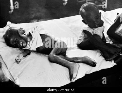 Deux jeunes enfants meurent de faim dans un camp de réfugiés nigérian. Danny Kaye a réalisé un film d'une minute pour lancer un appel mondial au nom de l'UNICEF pour lever des fonds pour faire face à la crise nigériane , Lagos . 29 juillet 1968 Banque D'Images