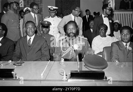 Le chef biafran, le colonel Ojukwu, à la Conférence de paix d'Addis-Abeba, qui s'est ouverte le 5 août 1968 dans la capitale éthopienne, sous la présidence de l'empereur Haile Selassie . Les pourparlers entre le Nigeria et l'Etat sécessionniste du Biafra ont été organisés par l'Organisation de l'unité africaine . Hier , le Col Ojukwu , dans un discours d'ouverture de deux heures , a maintenu le droit du Biafra à la sucede . 7 août 1968 Banque D'Images