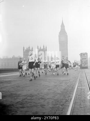 LONDRES - LES MARCHEURS DE BRIGHTON COMMENCENT SUR LE COUP avec l'horloge la plus connue du monde agissant comme démarreur officiel, plus de 100 concurrents sont partis de Big Ben, Londres, à 7 HEURES aujourd'hui dans le Surrey Walking clubs annuel Londres à Brighton -dit par le président du club, MRS Horton, à la seule course qui est certain de commencer mort à l'heure. Le point d'arrivée de la promenade était l'aquarium de Brighton, à plus de 50 miles. L'IMAGE MONTRE:- MR.N.Y. Horton NO. 65, qui a été classé 3e l'an dernier, mène les concurrents sur le pont de Westminster ce matin après le départ de la course. 10 septembre 1949 Banque D'Images