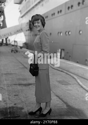 CLEAN LINES Streamied Girl on the Way à Southampton est Genevieve Jones, 20 ans, de Wichita Falls, Texas, qui vient d'arriver de New York à bord du paquebot américain America Genevieve, sœur de Betty JO Jones, comédienne de Annie Get Your Gun, veut également devenir comédienne et elle est venue en Grande-Bretagne pour étudier à la Webber Douglas Academy of Dramatic Arts, Londres. 10 septembre 1949 Banque D'Images