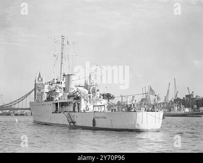 LE navire de l'armée de l'air ' Bridlington ' His majesties ' Bridlington ' , Ward in the Thames at Tower Pier, Londres, a reçu la visite du secrétaire d'État à l'air, The RT . Honorable. Arthur Andersen, député H.M.A.F.V.Bridlington est venu à Londres pour loger les équipages de l'hydravion Sunderland et un ravitailleur d'hydravions qui la rejoindra le mercredi 14 septembre. La visite combinée, qui durera jusqu’au 19 septembre, s’inscrit dans le cadre de la célébration de la semaine de la bataille d’Angleterre, commémoration annuelle par la Royal Air Force de la victoire remportée en 1940 sur la Luftwaffe allemande. Banque D'Images