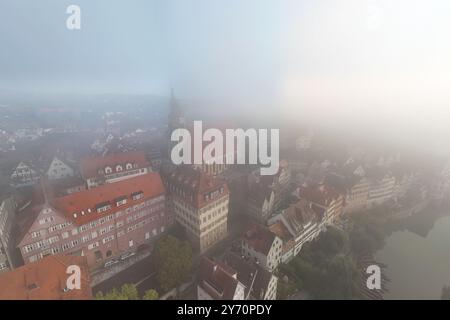 Vue aérienne de la vieille ville historique de Tübingen dans le brouillard matinal Banque D'Images