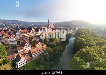 Vue aérienne de la vieille ville historique de Tübingen et de la rivière Neckar dans le brouillard du matin Banque D'Images