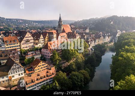 Vue aérienne de la vieille ville de Tübingen et de la rivière Neckar dans le brouillard matinal Banque D'Images