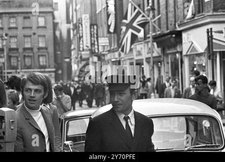 Le centre de la mode londonien pour les plus jeunes est Carnaby Street, la rue la plus connue, sinon la plus populaire de Londres. Les jeunes aux cheveux longs parlent loin les heures à Carnaby Street la Mecque des modes mod de la capitale anglaise tout au long de la mini-jupes aux derniers styles en vestes et pantalons pour hommes peut être acheté à Carnaby Street, la mode des jeunes HQ20 juillet 1967 Banque D'Images