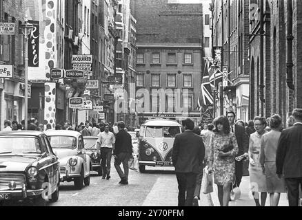 Le centre de la mode londonien pour les plus jeunes est Carnaby Street, la rue la plus connue, sinon la plus populaire de Londres. Les jeunes aux cheveux longs parlent loin les heures à Carnaby Street la Mecque des modes mod de la capitale anglaise tout au long de la mini-jupes aux derniers styles en vestes et pantalons pour hommes peut être acheté à Carnaby Street, la mode des jeunes HQ20 juillet 1967 Banque D'Images