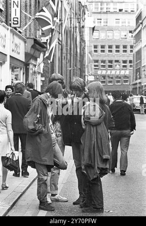 Le centre de la mode londonien pour les plus jeunes est Carnaby Street, la rue la plus connue, sinon la plus populaire de Londres. Les jeunes aux cheveux longs parlent loin les heures à Carnaby Street la Mecque des modes mod de la capitale anglaise tout au long de la mini-jupes aux derniers styles en vestes et pantalons pour hommes peut être acheté à Carnaby Street, la mode des jeunes HQ20 juillet 1967 Banque D'Images