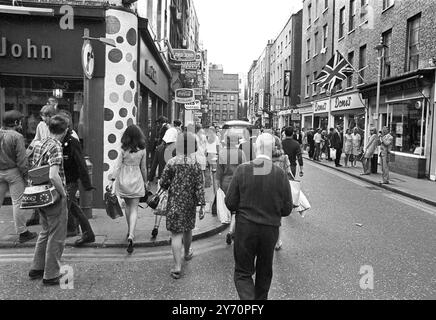 Le centre de la mode londonien pour les plus jeunes est Carnaby Street, la rue la plus connue, sinon la plus populaire de Londres. Les jeunes aux cheveux longs parlent loin les heures à Carnaby Street la Mecque des modes mod de la capitale anglaise tout au long de la mini-jupes aux derniers styles en vestes et pantalons pour hommes peut être acheté à Carnaby Street, la mode des jeunes HQ20 juillet 1967 Banque D'Images