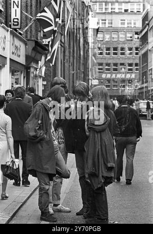 Le centre de la mode londonien pour les plus jeunes est Carnaby Street, la rue la plus connue, sinon la plus populaire de Londres. Les jeunes aux cheveux longs parlent loin les heures à Carnaby Street la Mecque des modes mod de la capitale anglaise tout au long de la mini-jupes aux derniers styles en vestes et pantalons pour hommes peut être acheté à Carnaby Street, la mode des jeunes HQ20 juillet 1967 Banque D'Images