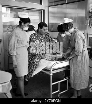 M. Frederick West 45 , de Leigh-on-Sea , premier patient de transplantation cardiaque britannique , au National Heart Hospital , Marylebone , Londres , profite aujourd'hui d'une partie d'échecs avec ses infirmières dans sa suite spéciale . Hier , M. West a été déplacé du théâtre où l'opération a eu lieu il y a trois semaines et trois jours , dans sa propre suite d'hôpital . M. West a reçu le coeur du charpentier Irlandais , M. Patrick Ryan , 26 ans , décédé suite à une chute d'un chantier de construction . 28 mai 1968 Banque D'Images