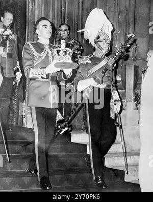 Le lieutenant-colonel Eric Penn , contrôleur du bureau du Lord Chamberlain , quitte le palais de Westminster portant la couronne impériale de l'État qui a été portée par la reine Elizabeth II de Grande-Bretagne quand elle a ouvert le nouveau Parlement aujourd'hui. 21 avril 1966 Banque D'Images