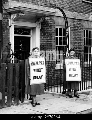 Les femmes renouvellent leur revendication de l'égalité de rémunération - - les femmes de Londres portant des panneaux d'affichage prônant l'égalité de rémunération pour les femmes , défilent devant la résidence privée du chancelier de l'échiquier 9 Mr R A Butler ) à Smith Square , wesminster, Londres , lorsque le Parlement s'est ouvert aujourd'hui - - 14 octobre 1952 Banque D'Images