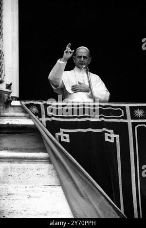 BÉNÉDICTION DE LA CITÉ DU PAPE VATICAN ; le Pape Paul VI bénit la foule de la place Pierre STN depuis une fenêtre de son bureau privé dans le Palais Apolostique hier après avoir récité la prière de l'Angélus avec ceux qui se trouvaient sur la place. 29 janvier 1968 Banque D'Images