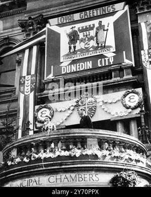 LA REINE DANS LA NOUVELLE REINE DE ZEALANDTHE avec LE DUC D'ÉDIMBOURG, agite aux foules acclamantes depuis le balcon de la mairie de Dunedin. 2 janvier 1954 Banque D'Images